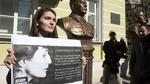 Konflikten mellem Stalin og Anna Akhmatova trækker spor helt op i nutiden. Så sent som i september blev der i Moskva demonstreret mod afsløringen af en ny buste af Stalin. Busten blev set som et forsøg på at hvidvaske Stalin. Som modtræk bærer en kvinde en plakat med et digt af Anna Akhmatova. 
    Alexander Zemlianichenko/AP