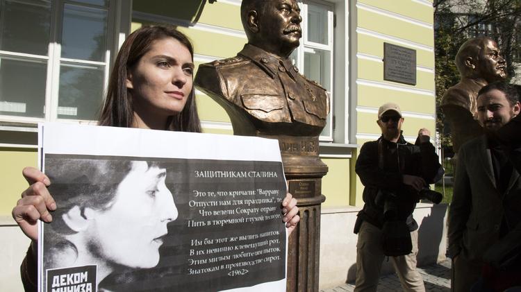 Konflikten mellem Stalin og Anna Akhmatova trækker spor helt op i nutiden. Så sent som i september blev der i Moskva demonstreret mod afsløringen af en ny buste af Stalin. Busten blev set som et forsøg på at hvidvaske Stalin. Som modtræk bærer en kvinde en plakat med et digt af Anna Akhmatova. 
    Alexander Zemlianichenko/AP