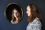 Ditte Clemen mistede sin far som niårig, men fik først hul på sorgen, da hun blev voksen. Når en far eller mor dør fra sin familie, er der ikke plads til, at alle kan sørge på samme tid. En eller flere i familien ender meget ofte med at udskyde sin sorg, lyder erfaringen fra sorggrupper med børn.  Jacob Ehrbahn/POLFOTO
