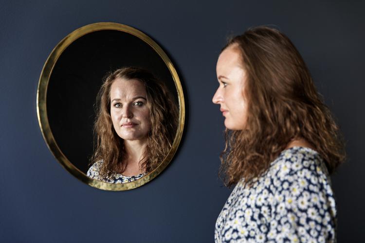 Ditte Clemen mistede sin far som niårig, men fik først hul på sorgen, da hun blev voksen. Når en far eller mor dør fra sin familie, er der ikke plads til, at alle kan sørge på samme tid. En eller flere i familien ender meget ofte med at udskyde sin sorg, lyder erfaringen fra sorggrupper med børn.  Jacob Ehrbahn/POLFOTO
