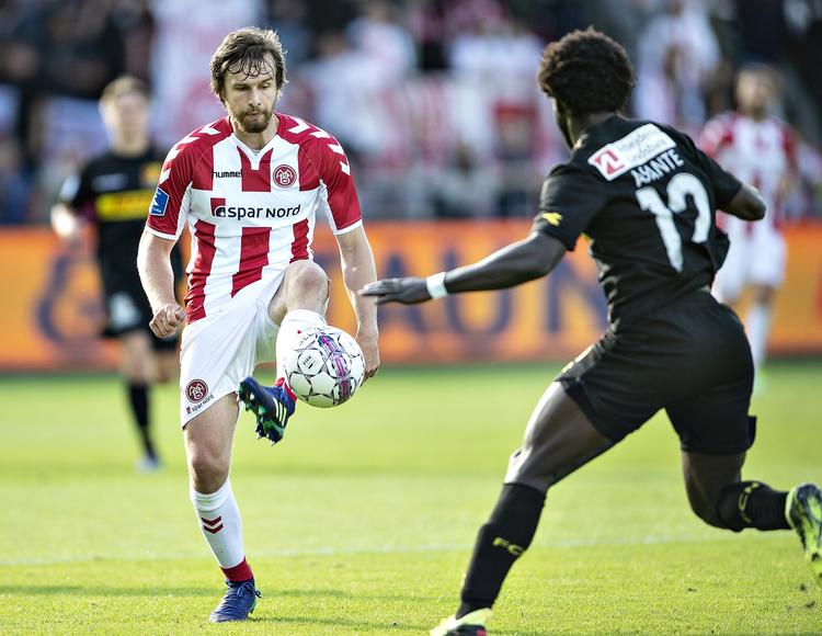  AaB's Filip Lesniak mod FC Nordsjællands Ernest Asante. Henning Bagger/Ritzau Scanpix