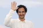 Ali Abbasi vinker til pressen under filmfestivallen i Cannes. Og nu har han i den grad noget at smile af - han har vundet prisen i sidekonkurrencen Un Certain Regard for sin film 'Grænsen'. Eric Gaillard/Ritzau Scanpix