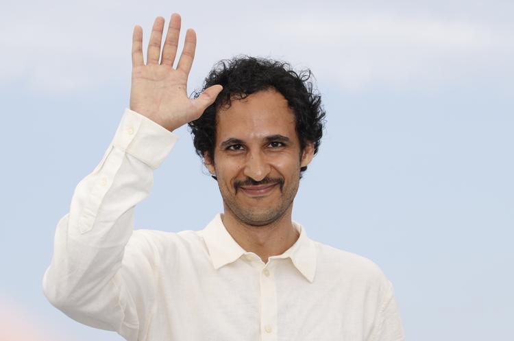 Ali Abbasi vinker til pressen under filmfestivallen i Cannes. Og nu har han i den grad noget at smile af - han har vundet prisen i sidekonkurrencen Un Certain Regard for sin film 'Grænsen'. Eric Gaillard/Ritzau Scanpix