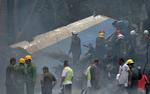 Et fly fra Cubana Airlines styrtede ned kort efter take off fra Havana. Redningspersonale forsøger at få branden under kontrol. Yamil Lage/Ritzau Scanpix