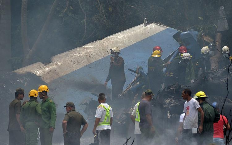 Et fly fra Cubana Airlines styrtede ned kort efter take off fra Havana. Redningspersonale forsøger at få branden under kontrol. Yamil Lage/Ritzau Scanpix