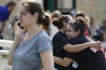 Skyderiet på Santa Fe High School i Texas fandt sted lige, da skoledagen var startet. Ti personer har mistet livet, heraf ni elever og en lærer, mens mindst ti er såret. Den formodede gerningsmand er anholdt. 
    Michael Ciaglo/AP