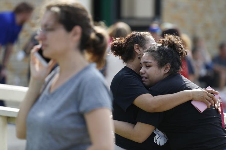 Skyderiet på Santa Fe High School i Texas fandt sted lige, da skoledagen var startet. Ti personer har mistet livet, heraf ni elever og en lærer, mens mindst ti er såret. Den formodede gerningsmand er anholdt. 
    Michael Ciaglo/AP