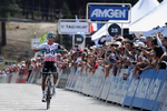 Egan Bernal krydser stregen som vinder af kongeetapen i Tour of California og er tilbage i førertrøjen. Foto: Getty Images. 