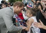Prins Harry hilste på befolkningen i går forud for dagens bryllup.  Ben Birchall/AP