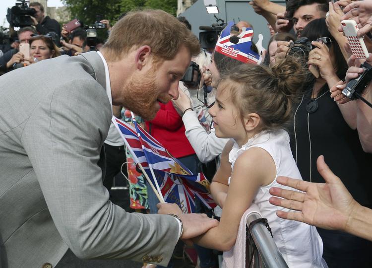 Prins Harry hilste på befolkningen i går forud for dagens bryllup.  Ben Birchall/AP