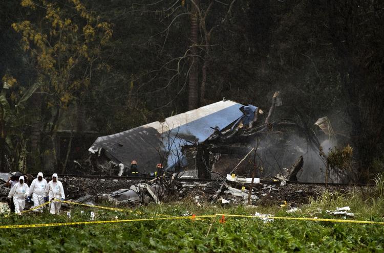Boeing 737-flyet fra det mexicanske selskab Global Aerolineas Damojh havde 110 mennesker om bord, da det styrtede ned i en plantage uden for Cubas hovedstad, Havana.
   Ramon Espinosa/AP
