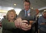 
    Lærer Christine Caldwell får skydeundervisning af forsvarsinstruktør Jim McCarthy i byen West Valley City i delstaten Utah.  Rick Bowmer/AP/AP