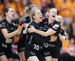  Myrthe Schoenaker, Jenny Alm, Anne Cecilie de la Cour, Mia Rej og Hanna Blomstrand jubler efter sejren i den 1. DM-finale mod Odense Håndbold. Claus Bech/Ritzau Scanpix