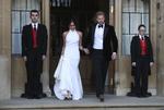 Det nygifte par forlader Windsor Castle for at køre til bryllupsfesten, hvor 200 venner og familiemedlemmer deltager.  Steve Parsons/AP