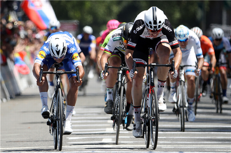 Der skulle målfoto til for at fastslå, at Fernando Gaviria (t.v.) besejrede Max Wahlscheid på sidste etape i Tour of California. Foto: Chris Graythen/Getty Images. 