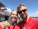 Emma Aastrand Jørgensen sammen med sportschef Lars Robl. efter World Cup-sejren på 200 meter. Dansk Kano- og Kajak Forbund