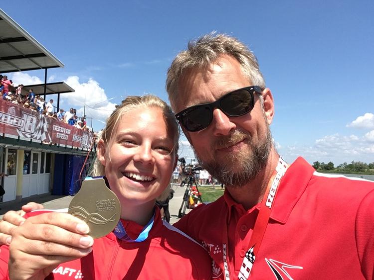Emma Aastrand Jørgensen sammen med sportschef Lars Robl. efter World Cup-sejren på 200 meter. Dansk Kano- og Kajak Forbund