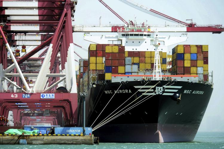 Den amerikanske finansminister, Steve Mnuchin, siger nu, at handelskrigen med Kina bliver sat på pause. Her bliver containere løftet ombord på et fragtskib i den kinesiske by Qingdaos havn. /AP