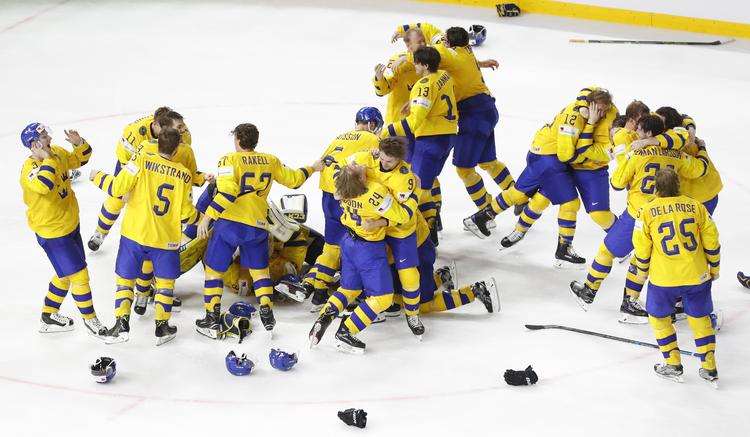 De svenske spillere gik amok i jubel, da Filip Forsberg havde scoret på finalens afgørende straffeslag. Sverige vandt finalen med 3-2 over Schweiz. Petr David Josek/AP