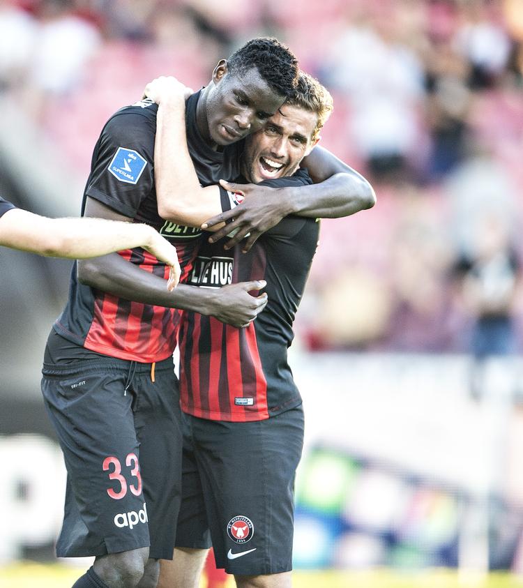 
Anfører Jakob Poulsen er meget glad for, at den høje angriber Paul Onuachu efter en lang skadepause er tilbage på FCM-holdet. I aften kan de to blive mestre for anden gang. Første gang var i 2015
   Henning Bagger/Ritzau Scanpix