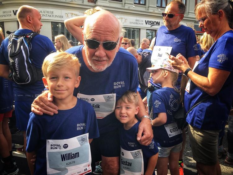 William, der fylder 10 sammen med kronprinsen, løber milen sammen med lillebror Gustav og morfar Erik Jacob Andersen. Lone Andersen /Team De seje fra Rågeleje