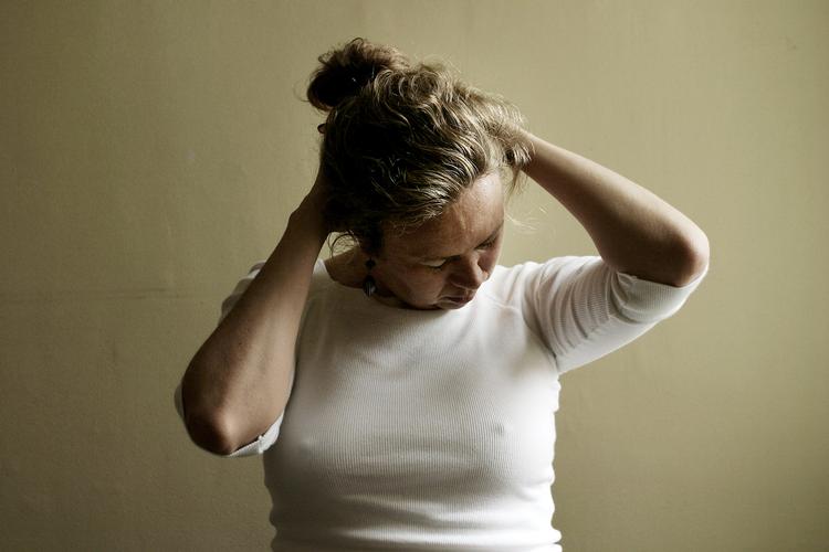 Spændinger og migræne er så almindeligt, at hovedpine er årsag til hver ottende sygedag. Afspændingspædagog Ea Suzanne Akasha viser her hvordan man med strækøvelser, afspænding og træning kan forebygge lidelsen.    Kåre Viemose/POLFOTO