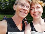 Mette Alrø (th) og hendes mor Ninna Daugaard løb 10 km sammen i Esbjerg med masser af highfives. Mette Alrø