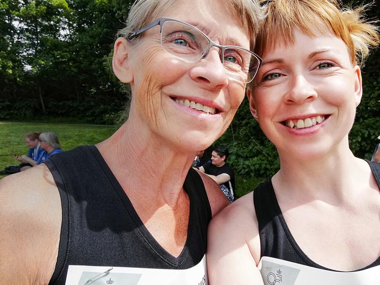 Mette Alrø (th) og hendes mor Ninna Daugaard løb 10 km sammen i Esbjerg med masser af highfives. Mette Alrø