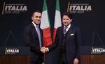 Giuseppe Conte (th.) giver hånd med Femstjernebevægelsens leder, Luigi Di Maio, under et møde i Rom i forbindelse med valgkampen i marts. Arkivfoto Alessandra Tarantino