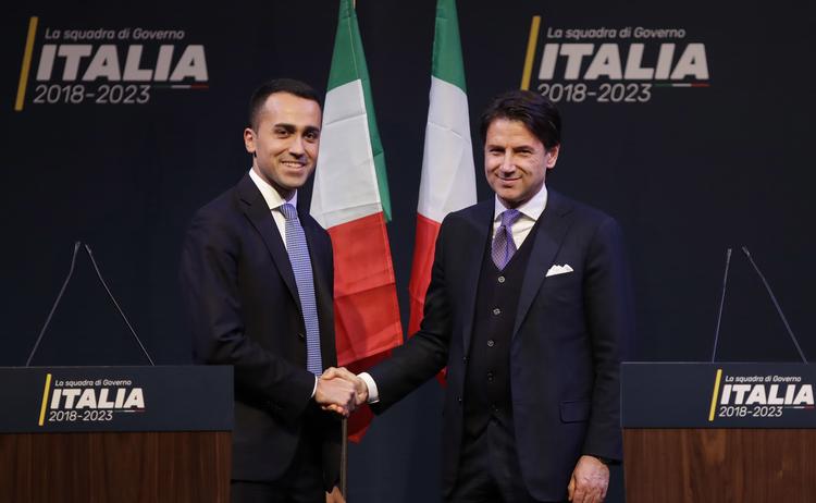 Giuseppe Conte (th.) giver hånd med Femstjernebevægelsens leder, Luigi Di Maio, under et møde i Rom i forbindelse med valgkampen i marts. Arkivfoto Alessandra Tarantino