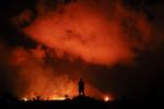Siden 3. maj har udbrud fra vulkanen Kilauea skabt sprækker i jorden, hvorfra lavaen sprøjter.  Jae C. Hong/AP