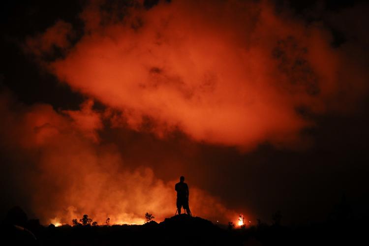 Siden 3. maj har udbrud fra vulkanen Kilauea skabt sprækker i jorden, hvorfra lavaen sprøjter.  Jae C. Hong/AP