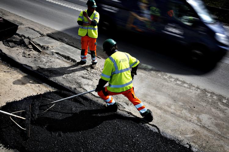 Ny asfalt skal testes. Går det som man håber, vil billister spare 5 kroner, hver gang de tanker for 100 kroner. Billedet har ikke noget med projektet at gøre.   Martin Lehmann/POLFOTO