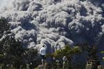 Askeskyen fra udbruddet i Kilauea når op i tre kilometers højde. Niveauet af giftige svovlgasser, som strømmer ud af vulkanen, er tredoblet de seneste to døgn. Jae C. Hong/AP