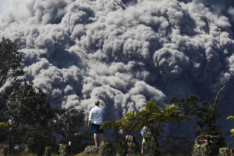 Askeskyen fra udbruddet i Kilauea når op i tre kilometers højde. Niveauet af giftige svovlgasser, som strømmer ud af vulkanen, er tredoblet de seneste to døgn. Jae C. Hong/AP