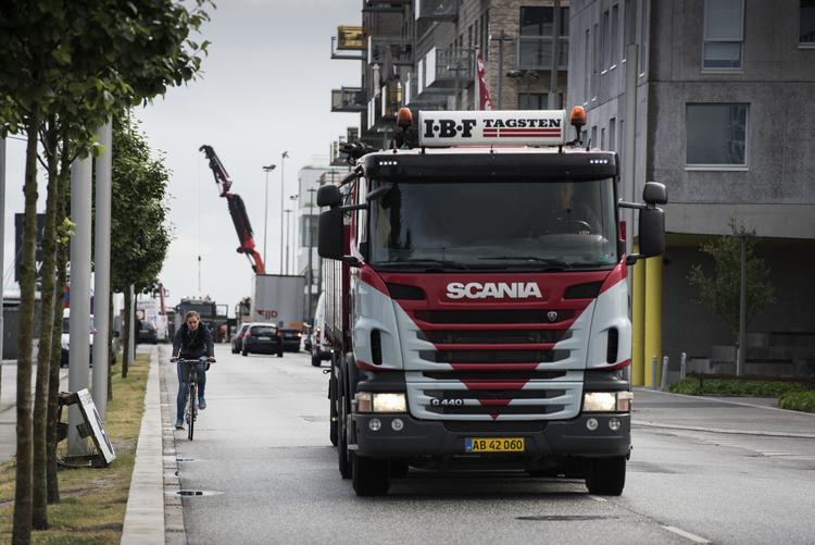 Indstille GPS, spise, drikke eller tale i mobil. Den slags aktiviteter under kørslen er distraherende for billister, og i denne uge forsøger Rigspolitiet i en kampagne at sætte forkus på uopmærksomheden. 
   Ladefoged Joachim/POLFOTO