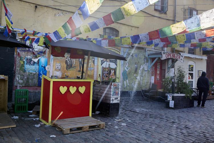 Pusher Street er for en gang skyld næsten  mennesketom efter at indgangene til gaden er blevet blokeret af christianitterne.
     Thomas Borberg/POLFOTO