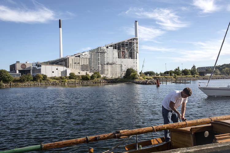 Forbrændingsanlægget Amager Bakke er en spektakulær tilføjelse til Københavns skyline, men økonomien bag er yderst vakkelvorn. Ivan Riordan Boll/POLFOTO
