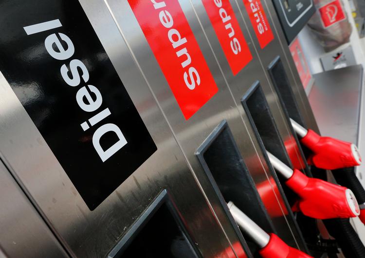 Brændstof kan blive en pæn post på feriebudgettet. Hold øje med lokale priskampagner. Michael Probst/AP