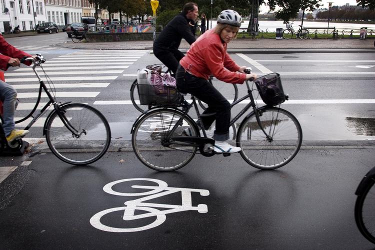 Cyklister i Odense får lov at svinge til højre trods rødt lys i en række kryds. Flere byer er på vej med tilsvarende trafikændringer. Søren Schnoor/POLFOTO