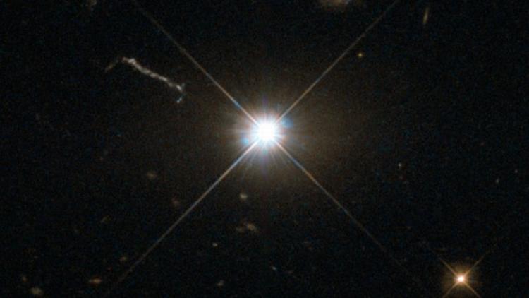 Et sort hul med en velvoksen appetit har skruet op for lysstyrken i den kvasar, der ledsager den. Sådan kan den tage sig ud på tættere hold. ESA/Hubble/Nasa