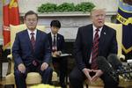 Sydkoreas præsident er tirsdag på besøg i Det Hvide Hus for med Trump at drøfte situationen omkring topmødet. Evan Vucci/AP