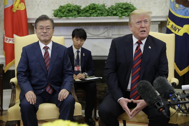 Sydkoreas præsident er tirsdag på besøg i Det Hvide Hus for med Trump at drøfte situationen omkring topmødet. Evan Vucci/AP