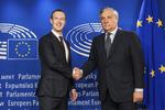 
   Formand for Europa-parlamentet Antonio Tajani (th) byder  Facebook-chefen Mark Zuckerberg velkommen. Geert Vanden Wijngaert/AP