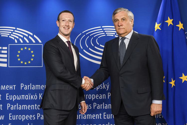 
   Formand for Europa-parlamentet Antonio Tajani (th) byder  Facebook-chefen Mark Zuckerberg velkommen. Geert Vanden Wijngaert/AP