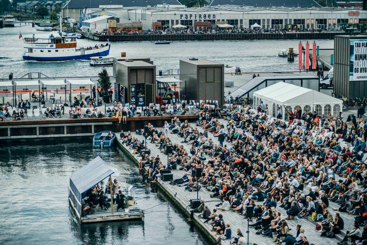 Til 'Klassisk på Kyssetrappen' spiller musikerne fra en pram i havnen.  Christian Als (pr-foto)