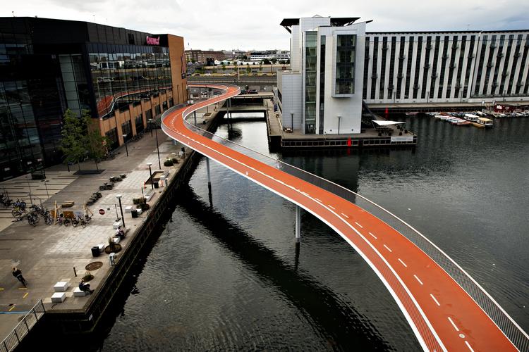 Cykelslangen langs Københavns inderhavn er et godt eksempel på Københavns Kommunes planlægning af cykelstier, som Greenpeace roser i ny rapport.  Jacob Ehrbahn/POLFOTO
