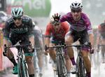 Med fire fingre i vejret signalerer italieneren Elia Viviani antallet af sine etapesejre i årets Giro d'Italia.
   Daniel Dal Zennaro/Ritzau Scanpix