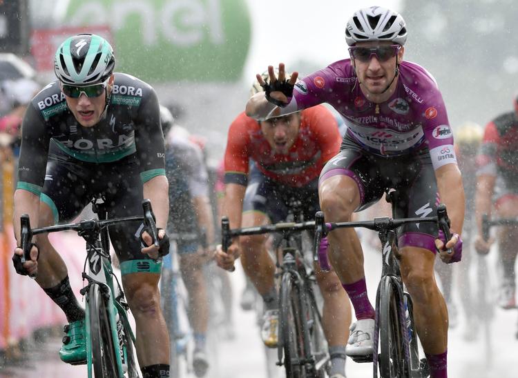 Med fire fingre i vejret signalerer italieneren Elia Viviani antallet af sine etapesejre i årets Giro d'Italia.
   Daniel Dal Zennaro/Ritzau Scanpix