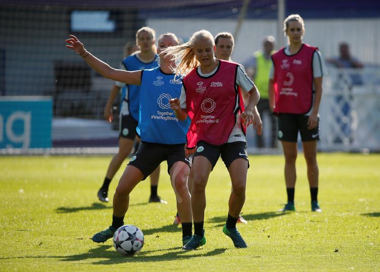Varmen bagte ned over det stadion i Kijev, hvor Pernille Harder og holdkammeraterne fra Wolfsburg i aften spiller Champions League-finale mod Olympique Lyon. Foto: REUTERS/Gleb Garanich
   Gleb Garanich/Ritzau Scanpix